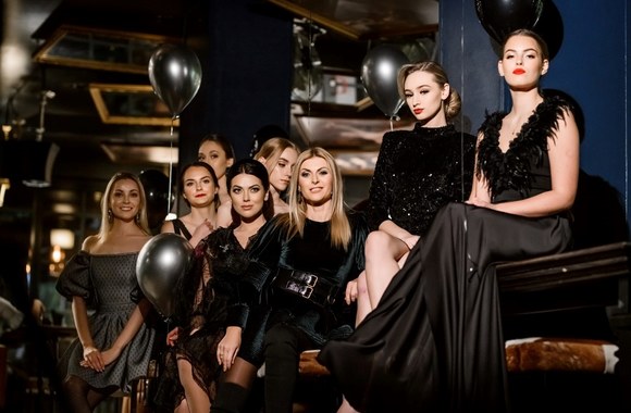 Žinomos moterys domėjosi šventinių suknelių kolekcija/organizatorių ir Karolio Butos nuotr.