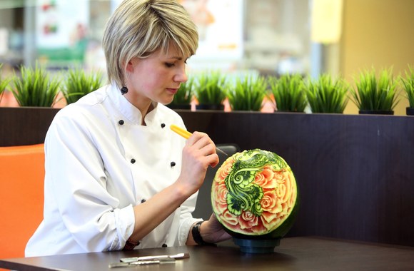 Vaisių drožinėjimo specialistė Vita Brūzgienė