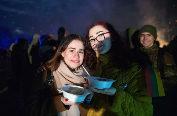 Vilniuje uždegti Nepriklausomybės laužai/ Irmanto Gelūno „ŽMONĖS Foto“ nuotr.