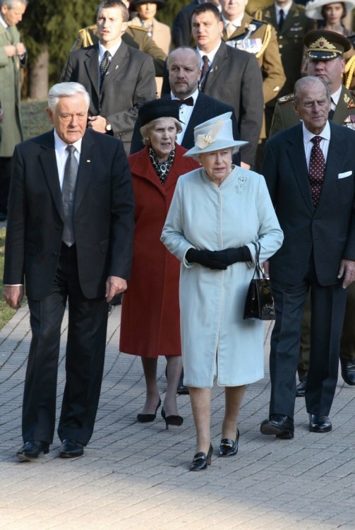 Lietuvos prezidentas Valdas Adamkus su žmona Alma 2006 m. Vilniuje priėmė Jungtinės Karalystės karalienę Elizabeth II / Scanpix nuotr. 