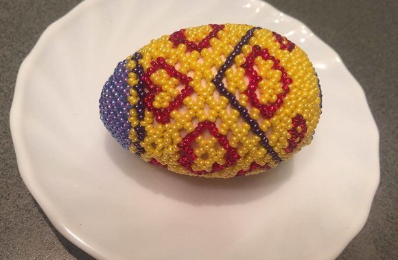 Karoliukais dekoruoti kiaušiniai.