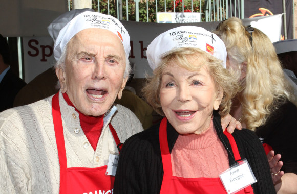 Kirkas Douglasas su žmona Anne Douglas/ Vida Press nuotr.