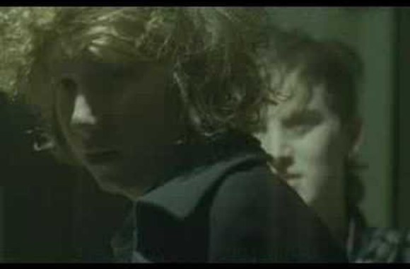 VIDEO kadras: The Kooks – Naive 
