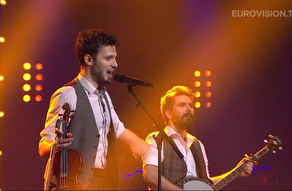 VIDEO kadras: Šveicaro dainos „Hunter Of Stars“ vaizdo įrašą galima pamatyti: