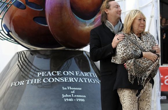 J.Lennono pirmoji žmona Cynthia ir sūnus Julianas.