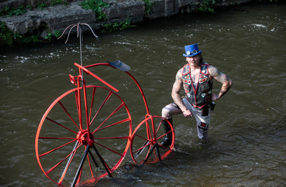  Donatas Dubauskas Užupio respublikai ir Vilniaus miestui padovanojo skulptūrą / Pauliaus Peleckio / „ŽMONĖS Foto“ nuotr.