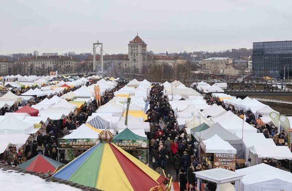 Žinomi kauniečiai apsipirkinėjo Kaziuko mugėje