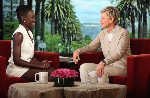 VIDEO kadras: Lupita Nyong\'o pokalbių laidoje „The Ellen DeGeneres Show“ pasijuokė iš gandų apie romaną su Jaredu Leto