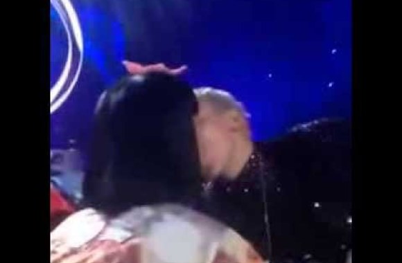 VIDEO kadras: Miley Cyrus per savo koncertą pabučiavo Katy Perry