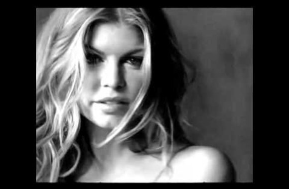 VIDEO kadras: Apsinuoginusi Fergie „Calvin Klein“ reklamoje