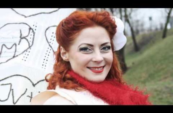 VIDEO kadras: Rasa Kaušiūtė pristato nuo širdgėlos gydančią dainą „Snowflakes“