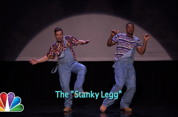 VIDEO kadras: Willas Smithas ir Jimmy Fallonas demonstruoja hiphopo šokio evoliuciją