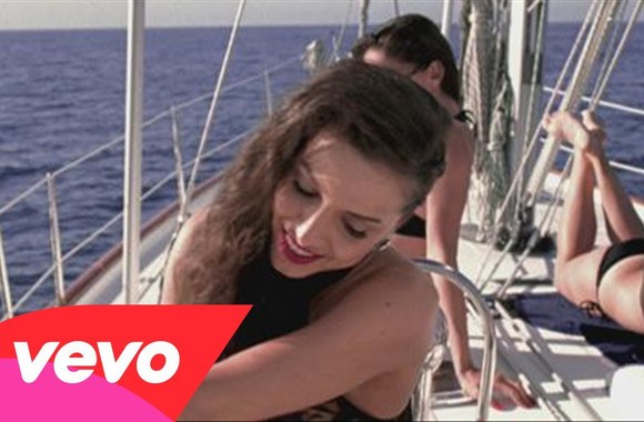 VIDEO kadras: Ayah Marar – „Thinking About You“