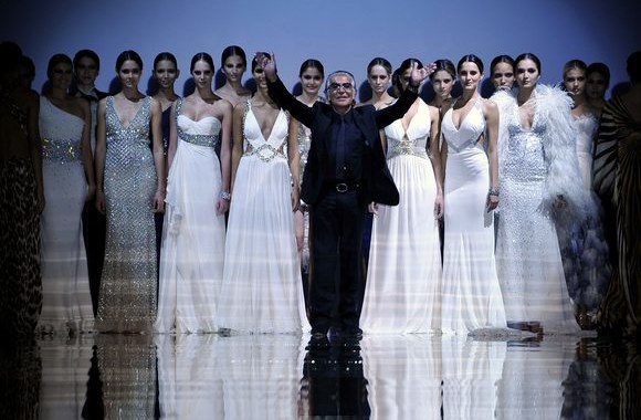 Modeliai demonstruoja naują kolekciją.