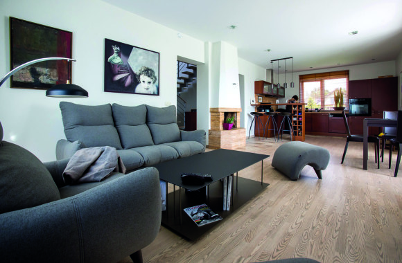 Vilmos namai. Kairėje – tapytojo Viačeslavo Jevdokimovo-Karmalitos, dešinėje – menininkės Sigitos Morkūnaitės darbas