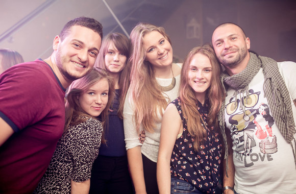 Karštos merginos linksminosi „Tarantino“ šokių aikštelėje