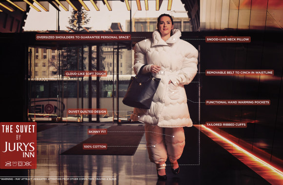 Tingintiems ryte keltis iš lovos dizaineriai siūlo iš patalų pasiūtą kostiumą