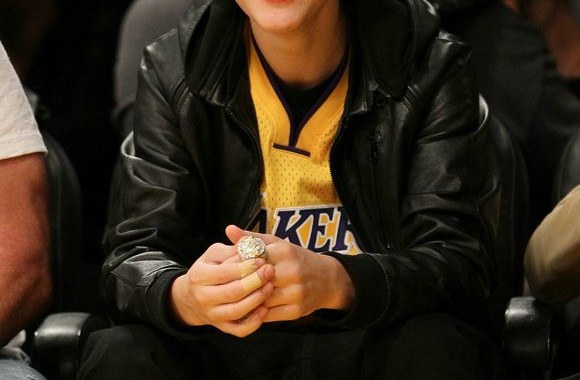 Jaunasis dainininkas J. Bieberis stebi krepšinio rungtynes