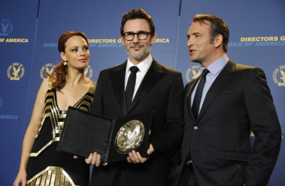 Michelis Hazanavicius (centre) su Amerikos režisierių gildijos apdovanojimu rankose