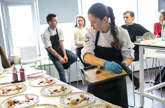 Lietuvos Jaunojo šefo konkurso laimėtojos Jonitos Šeščilaitės konkursinio patiekalo gaminimas/ Pauliaus Peleckio nuotr.