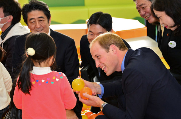 Princas Williamas Japonijoje pasimatavo samurajaus aprangą