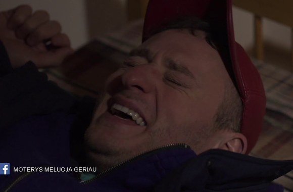 moterys-meluoja-geriau-nevyke-kadrai-3