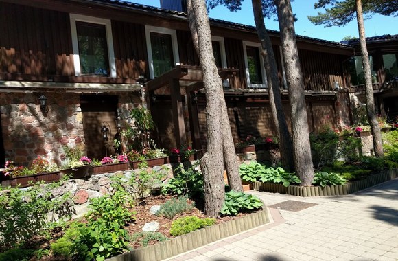 Sabonių šeimai priklausančiame viešbutyje "Pušų paunksnėje" įvyko jų sūnaus Tatuvydo Sabonio ir jo išrinktosios vestuvės