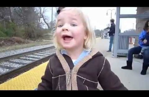 VIDEO kadras: Mergaitė pirmą kartą išvysta traukinį