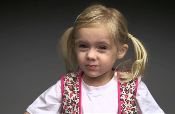 VIDEO kadras: Vaikai pirmą kartą ragauja įvairų maistą