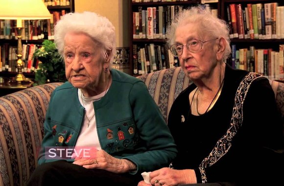 VIDEO kadras: Šimtametės draugės dalijasi šmaikščiais pastebėjimais