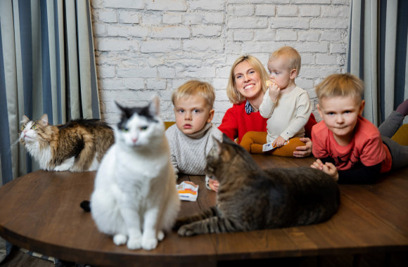 „Vinted“ bendraįkurėja Milda Mitkutė su vaikais Juozu, Antanu ir Matu / Gretos Skaraitienės / „ŽMONĖS Foto“ nuotr.