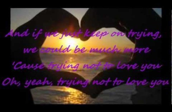 VIDEO kadras: Mariui siunčiama „Nickelback“ daina „Trying Not To Love You“