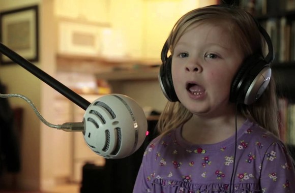 VIDEO kadras: Dvynukės Maddie ir Zoe dainuoja dainą „Let It Go“ iš animacinio filmo „Ledo šalis“