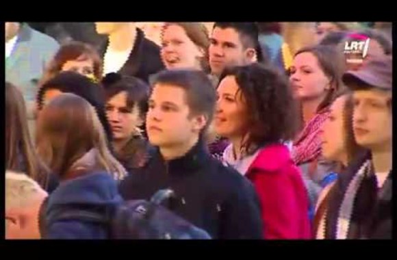 VIDEO kadras: Choristų „Hark!“ pasirodymas