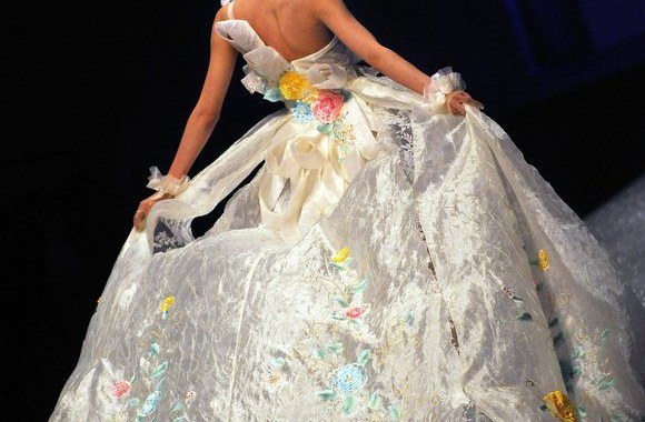 Modeliai demonstravo sukneles