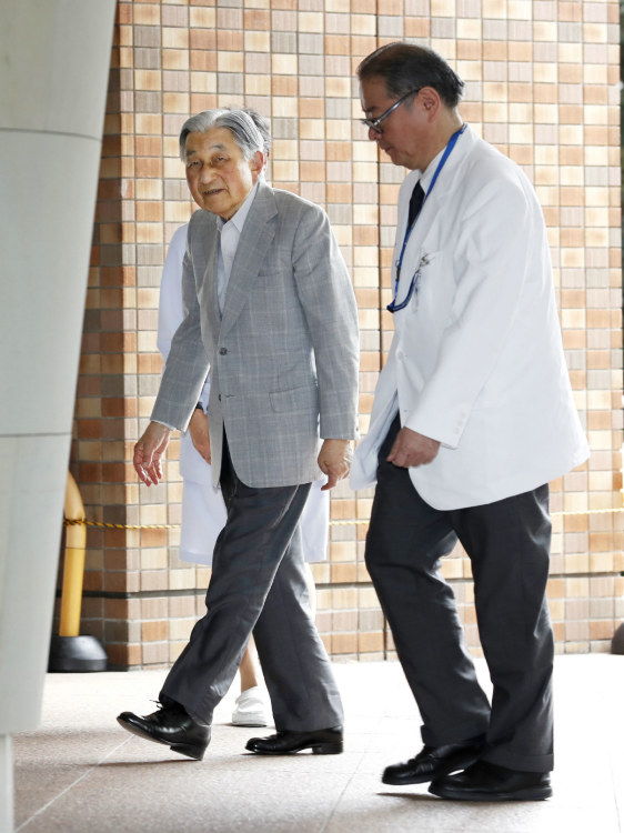 Emeritos Michiko į ligoninę atvyko aplankyti imperatorius Akihito/Scanpix nuotr.