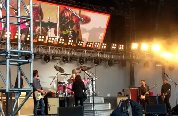 dave-grohls-daughter-playing-the-drums-with-her-dad-in-iceland-june-16th-2017