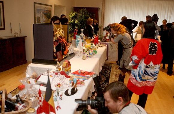 Ambasadorienės džiaugėsi būsima tradicine Kalėdų labdaros muge