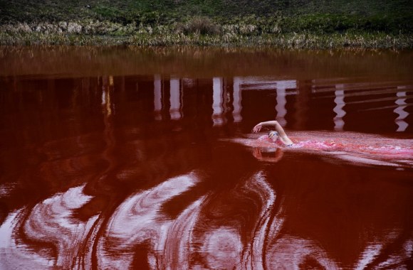 Meninis performansas „Swimming Through“/„(iš)plaukti“) / Organizatorių nuotr.