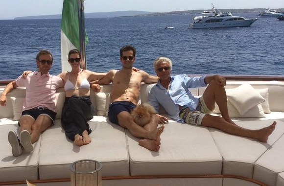 Adamas Shulmanas, Anne Hathaway, Robbie Fairchildas ir Giancarlo Giammetti