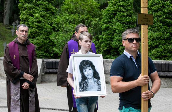 Nelly Paltinienės laidotuvės Menininkų kalnelyje/ Pauliaus Peleckio „ŽMONĖS Foto“ nuotr.