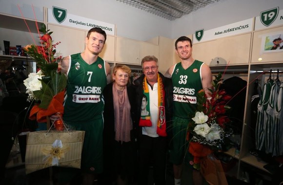 Darjušas (kairėje) ir Kšištofas Lavrinovičiai su tėvais Vanda ir Janu