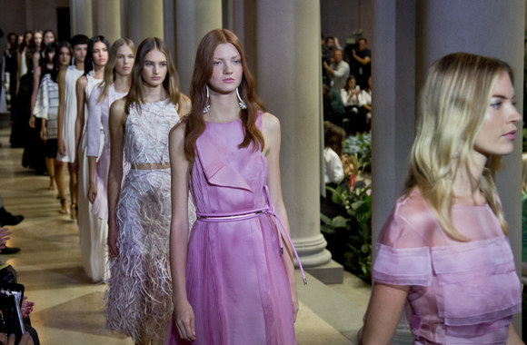 „Carolina Herrera“ 2016 m. pavasario-vasaros kolekcijos pristatymo momentas