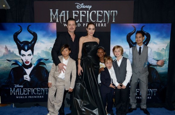 Bradas Pittas ir Angelina Jolie su vaikais (iš kairės) Paxu, Zahara, Knoxu, Shiloh ir Maddoxu