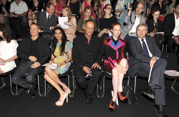 Bryanas Adamsas (centre)