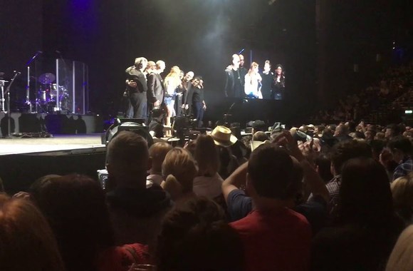 tim-mcgraw-collapsed-on-stage