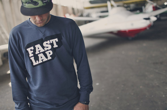 Garsus dizaineris Timas Huttonas sukūrė logotipą lietuviškiems laisvalaikio rūbams