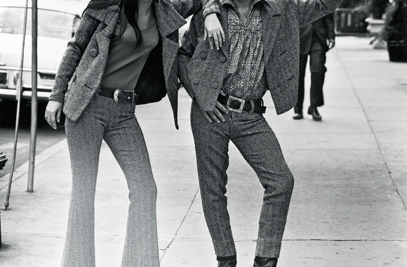 Karjerą Cherilyn Sarkisian (tokie tikrieji Cher vardas ir pavardė) pradėjo kaip dueto „Sonny & Cher“ narė – 1969-aisiais scenos partneris Sonny Bono tapo ir jos sutuoktiniu