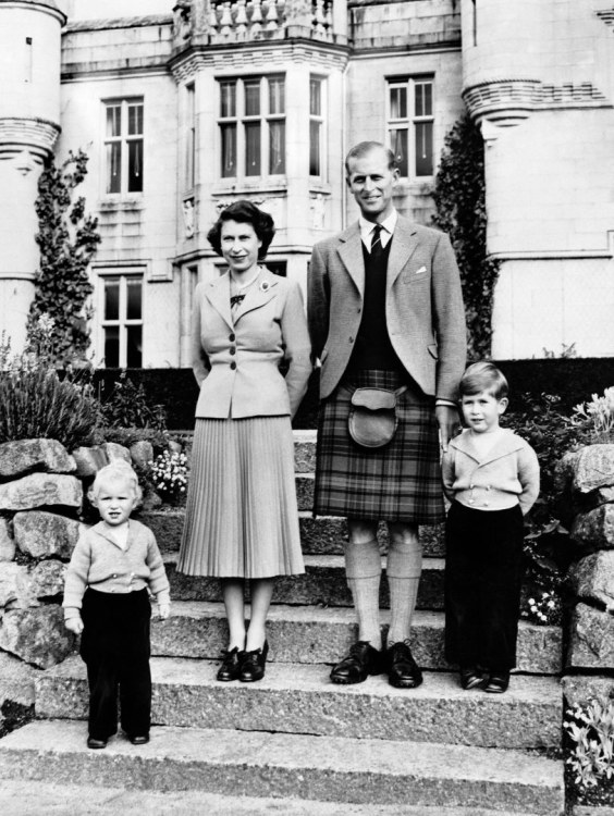 Karalienė Elizabeth II su sutuoktiniu princu Philipu ir vaikais princese Anne bei princu Charlesu prie Balmoralo pilies (1953) / „Scanpix“ nuotr.