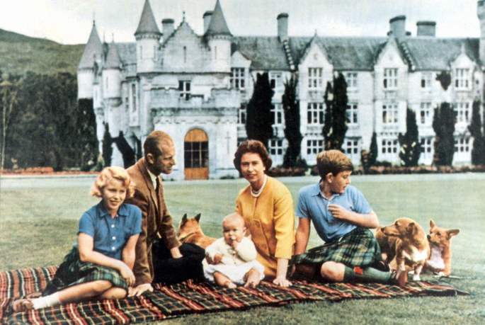 Karalienė Elizabeth II ir princas Philipas su vaikais bei šunimis  prie Balmoralio pilies (1960) / „Scanpix“ nuotr.